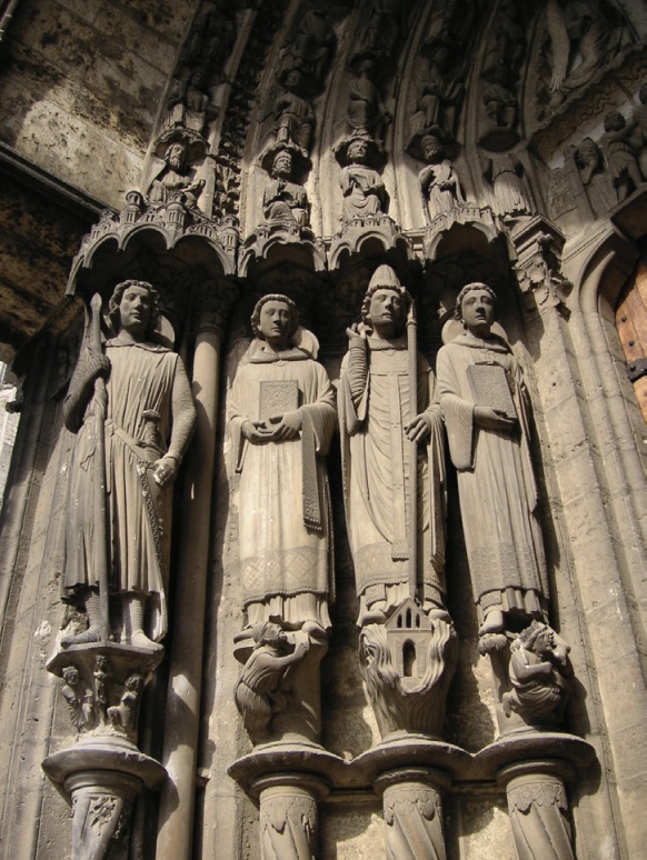 Photo of standing figures carved into walls of cathedral.