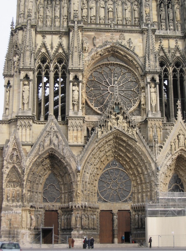 Photo of facade of cathedral with rose windows.