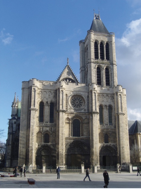 Photo of the facade of a basilica with Gothic features.