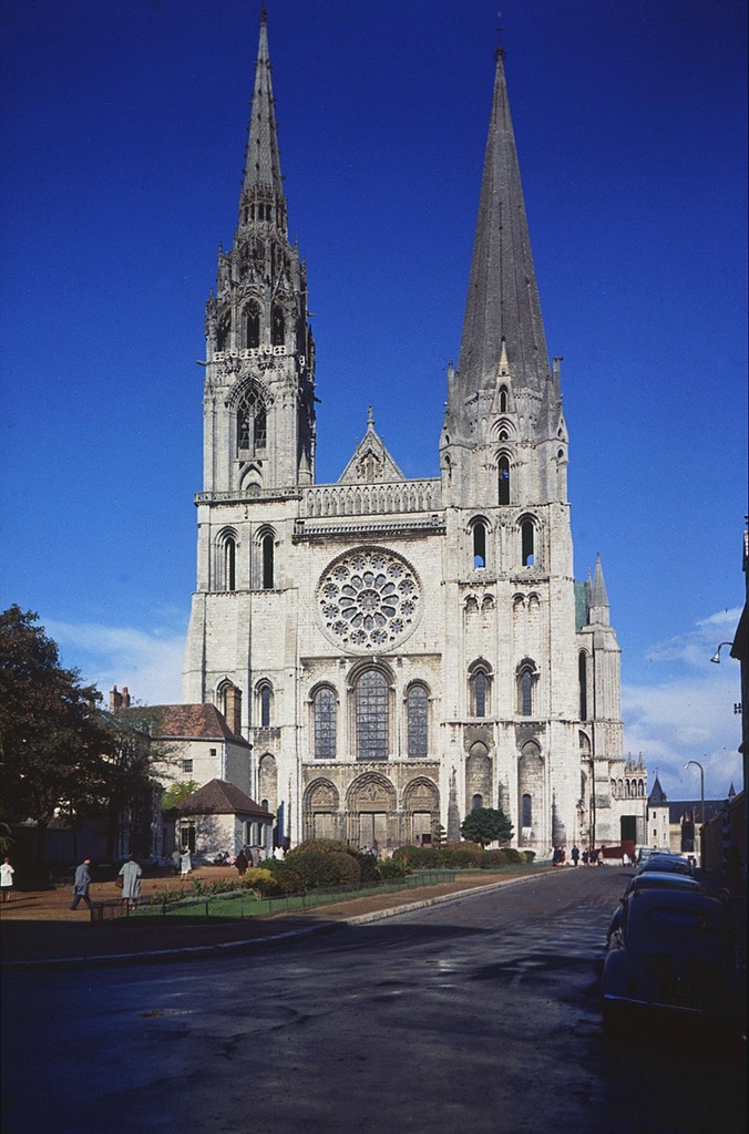 Image of external view of the Chartres Cathedral.