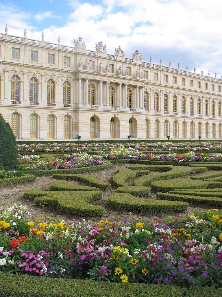 Image the north wing of the Palace of Versailles, view of a garden.